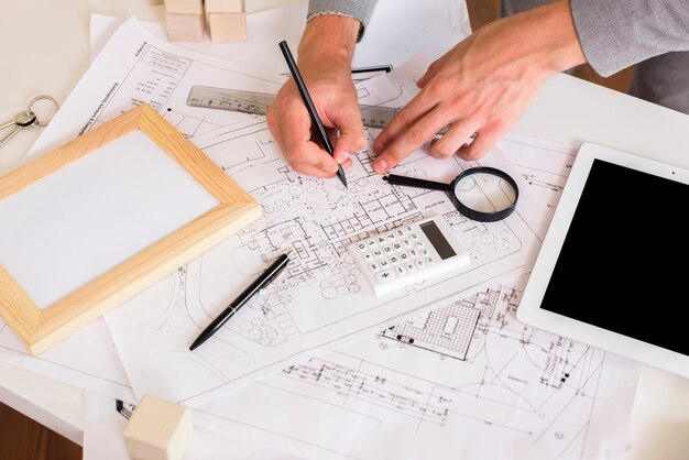 Architect een plan tekenen op papier mockup