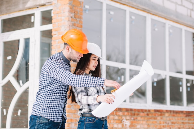 Gratis foto architecten kijken plan voor huis