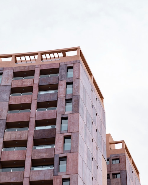 Architecturaal flatgebouw in de stad met exemplaarruimte