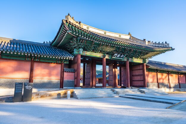 Architectuur die het paleis van Changdeokgung in de stad van Seoel bouwen