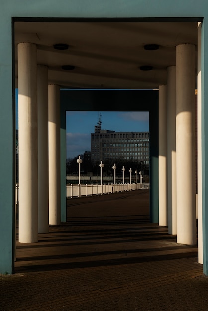 Architectuur en schaduwen in de stad overdag