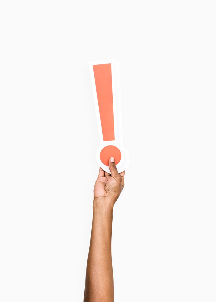 Gratis Foto arm opgetild en met uitroeptekenpictogram