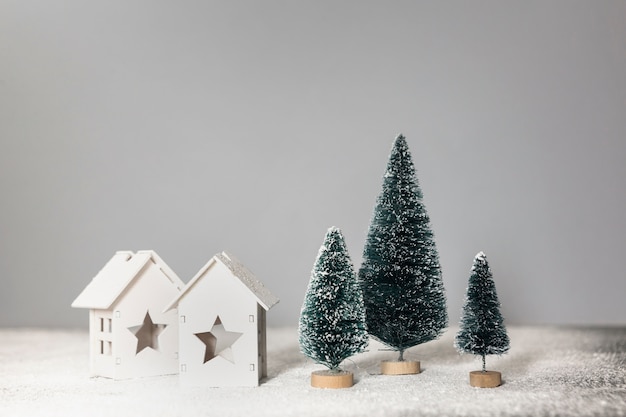 Arrangement met kleine kerstbomen en huizen