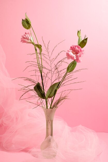 Arrangement met prachtige bloemen en sluier