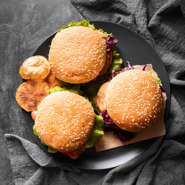 Arrangement met smakelijke hamburgers