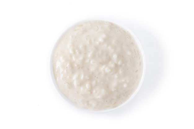 Gratis foto arroz con leche rijstebrij met kaneel geïsoleerd op een witte achtergrond