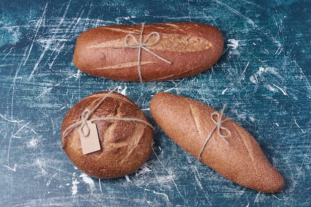 Gratis foto artisanale broodbroodjes op blauw.