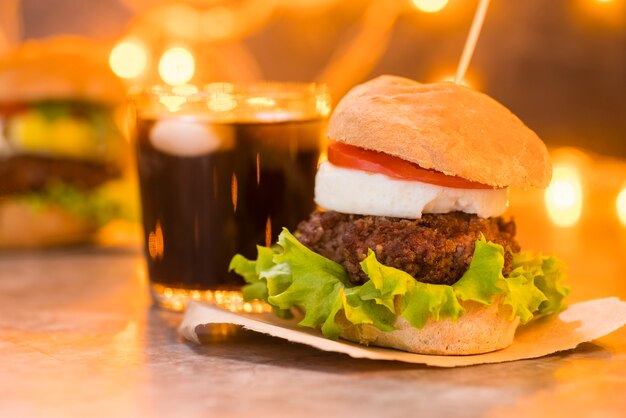 Artistieke foto van hamburger en frisdrank met bokeh