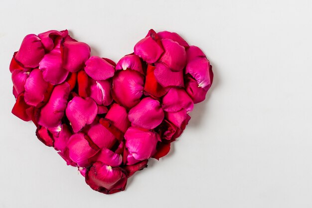 Artistieke rode rozen in de vorm van een hart