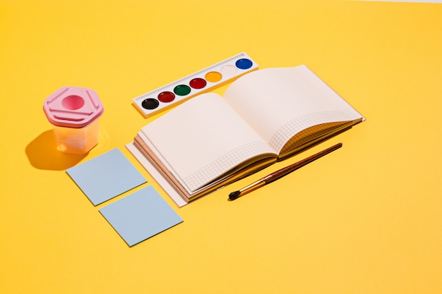 Artistieke tools - penselen, aquarelverf, notebook