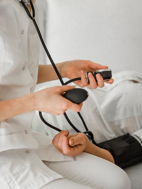 Arts die bloeddruk controleert