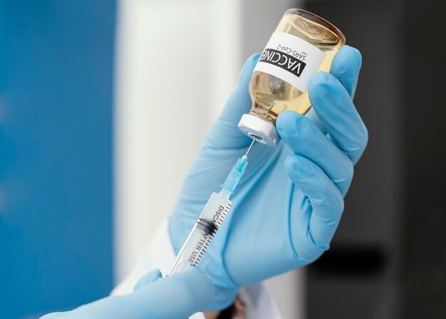 Arts die een vaccin voor een patiënt klaarmaakt