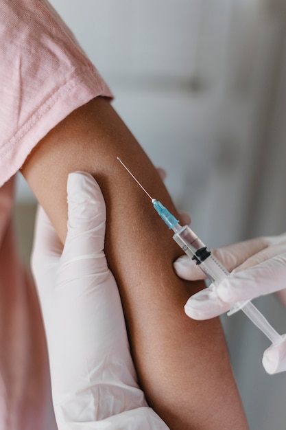 Gratis foto arts die kind een vaccin geeft