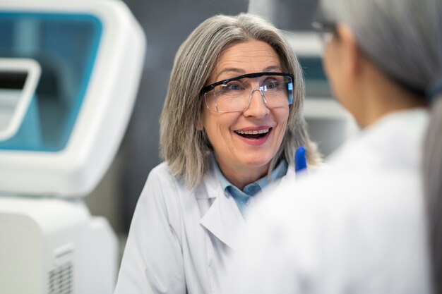 Arts die medisch onderzoek in laboratorium uitvoert