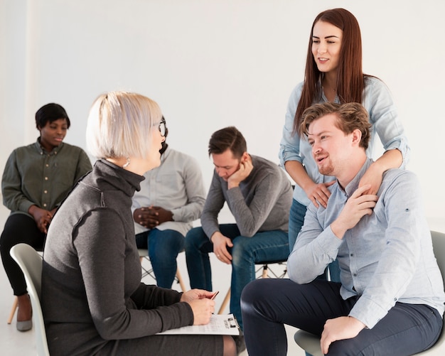 Arts die met een man en een vrouw spreekt