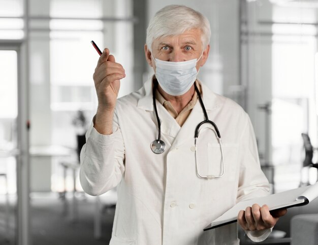 Arts die met medisch masker zijn aantekeningen controleert