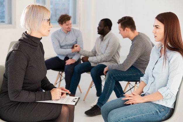 Arts die met verstoorde vrouw spreekt