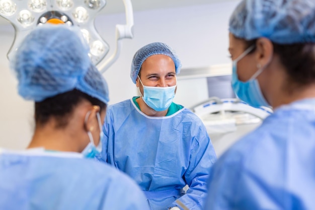 Arts en assistent-verpleegkundige werken voor hulppatiënt uit gevaarlijke noodsituatie Chirurgische instrumenten op de steriele tafel in de spoedoperatiekamer in het ziekenhuisGezondheidszorg en medisch