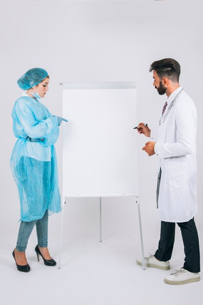 Arts en chirurg op presentatie met whiteboard