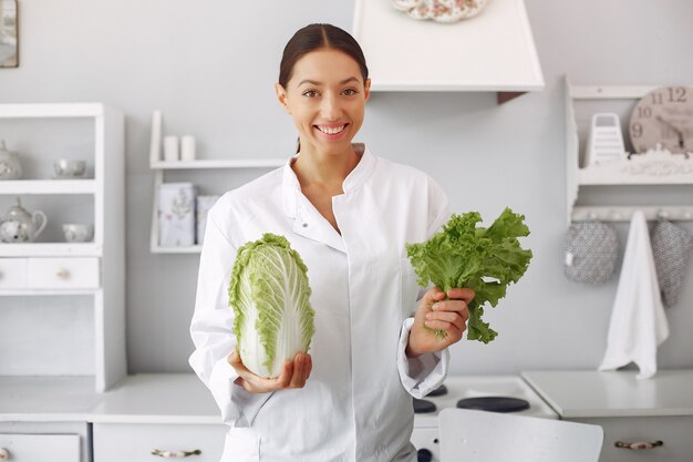 Arts in een keuken met groenten