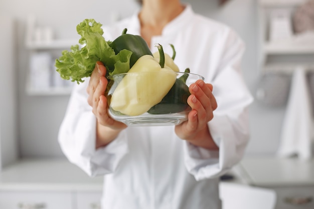 Arts in een keuken met groenten