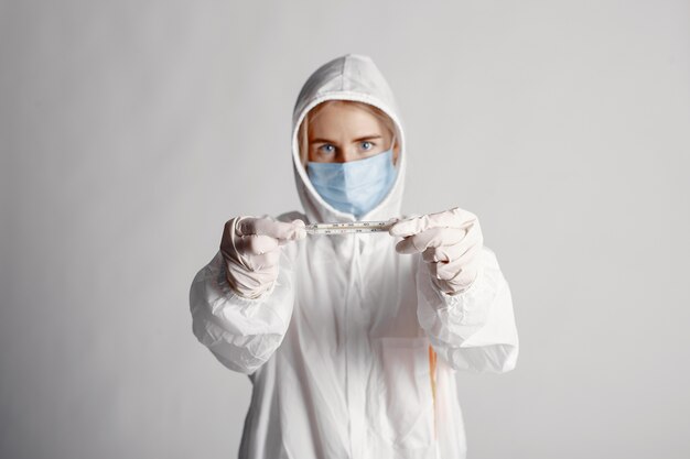 Arts in een medisch masker. Coronavirus-thema. Geïsoleerd op witte achtergrond. Vrouw in een beschermend pak.