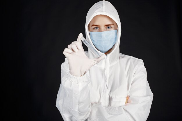 Arts in een medisch masker. Coronavirus-thema. Geïsoleerd op witte achtergrond. Vrouw in een beschermend pak.