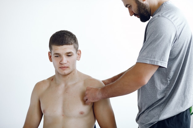 Arts lijmt een tipi aan een atleet in het ziekenhuis