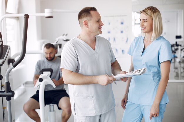 Arts met een patiënt in de kliniek voor fysiotherapie