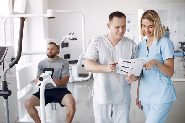 Arts met een patiënt in de kliniek voor fysiotherapie