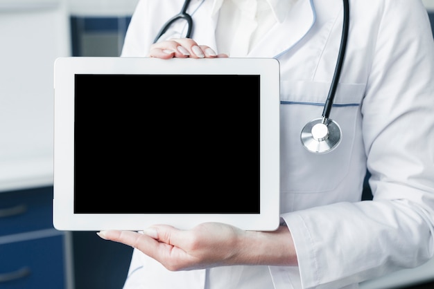 Arts met een stethoscoop en een tablet