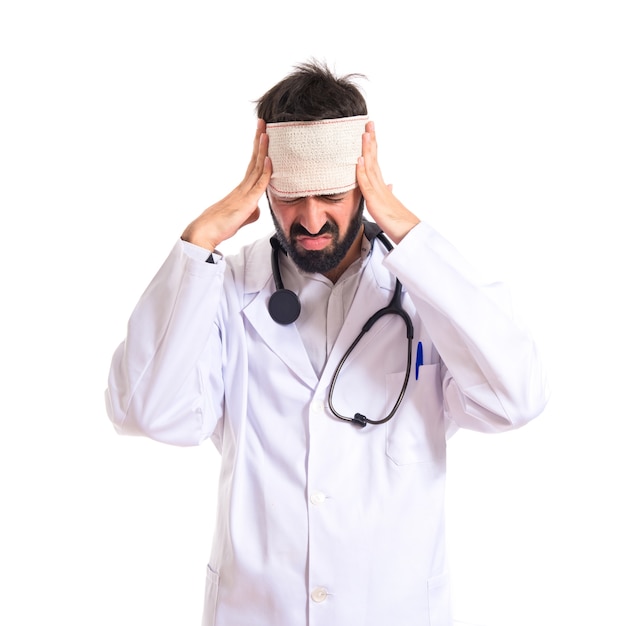 Arts met hoofdpijn over witte achtergrond
