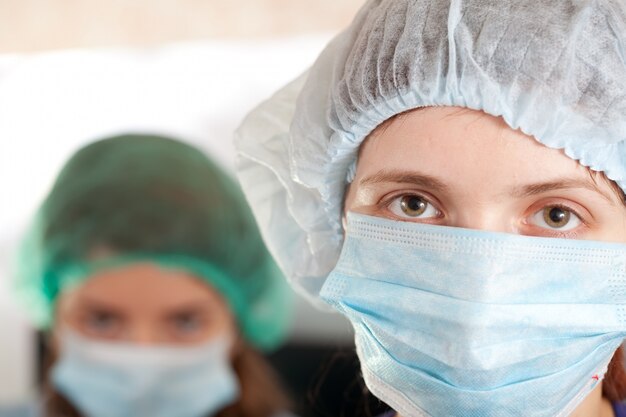 Artsen in masker in kliniek