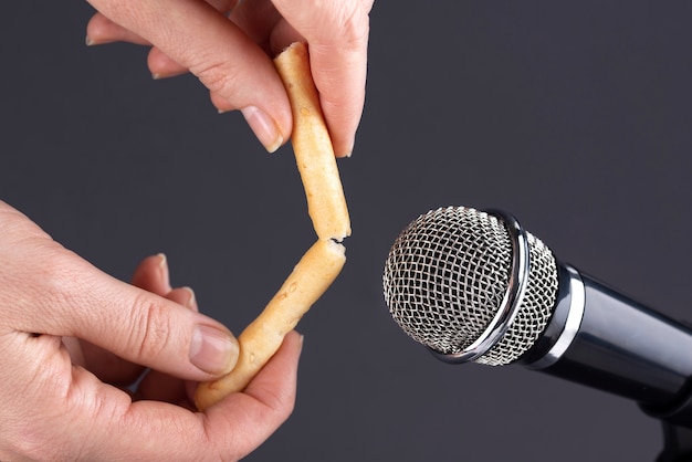 Gratis foto asmr microfoon met breadsticks voor geluid