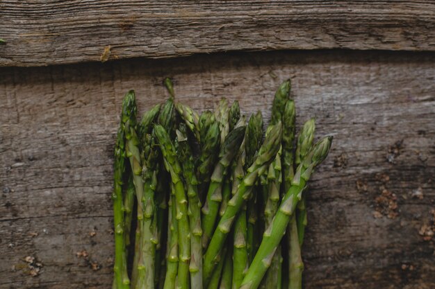 Asperges op de tafel