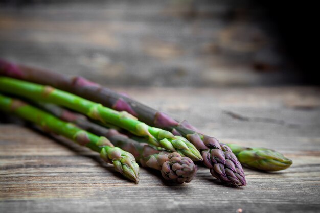 Asperges op een houten achtergrond. detailopname.