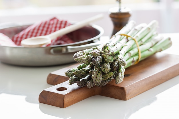 Gratis foto asperges op een houten plank