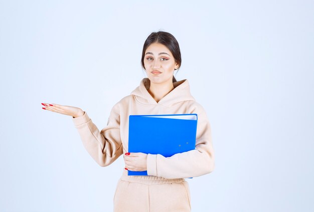 Assistent met een checklist die naar iemand aan de linkerkant wijst