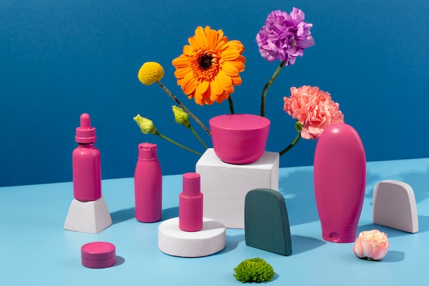 Assortiment bloemen en cosmetica containers