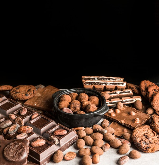 Assortiment chocoladesnoepjes met hoge hoek