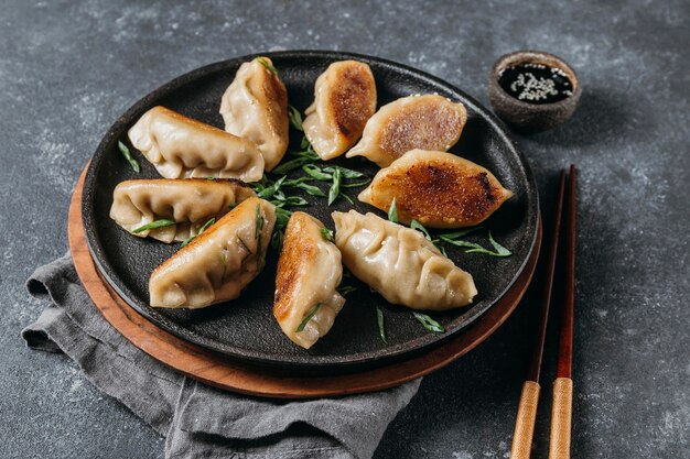 Assortiment Japanse dumplings met hoge hoek