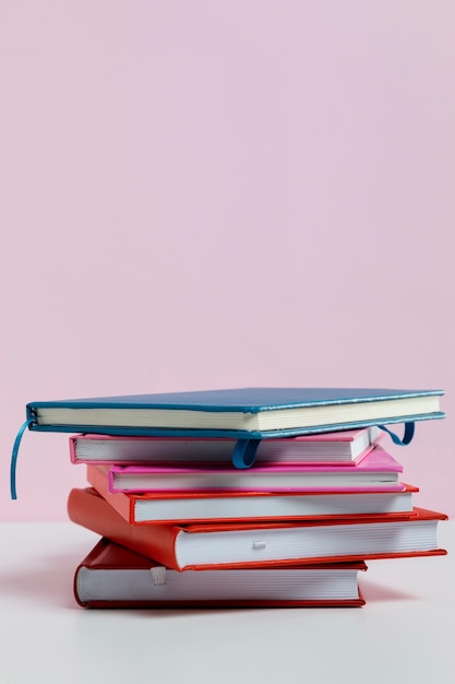 Assortiment met boeken en roze achtergrond