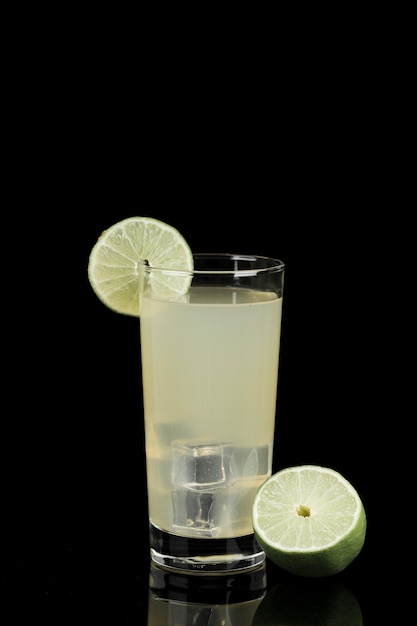 Assortiment met glas limonade in het donker