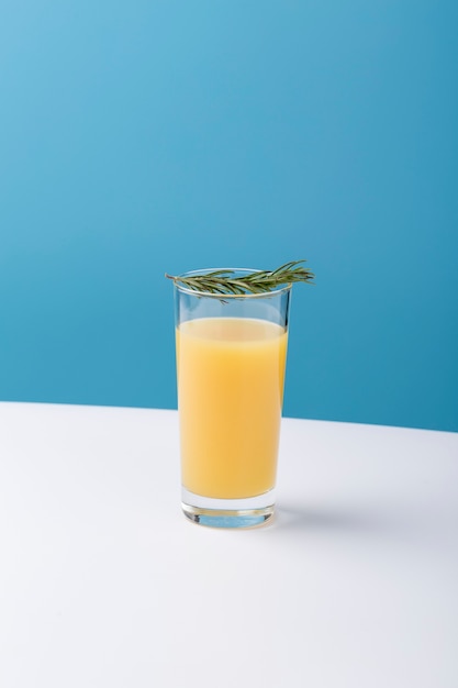 Assortiment met glas sinaasappelsap