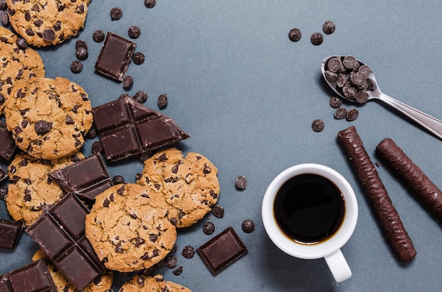 Assortiment met koekjes, chocoladesticks en koffie