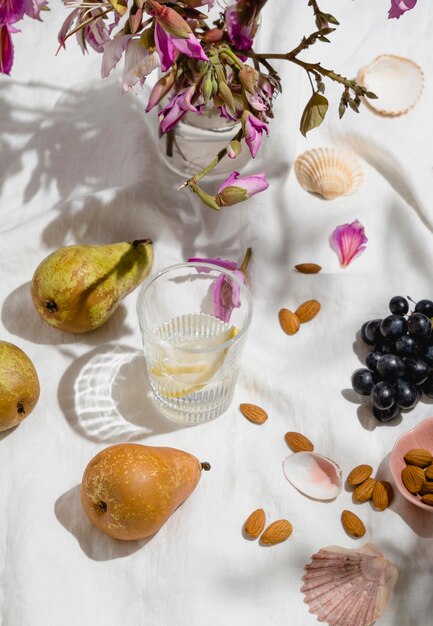 Assortiment picknicklekkernijen op een deken