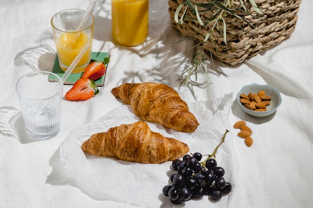 Gratis foto assortiment picknicklekkernijen op een deken