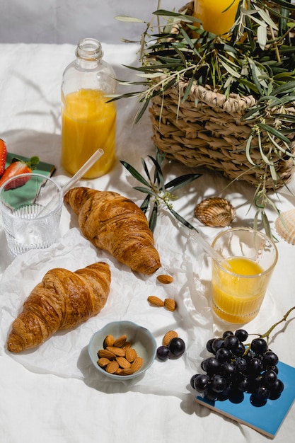 Gratis foto assortiment picknicklekkernijen op een deken