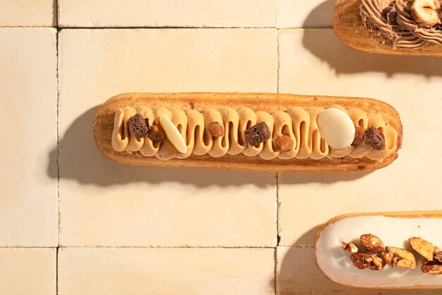 Assortiment platliggende eclairs