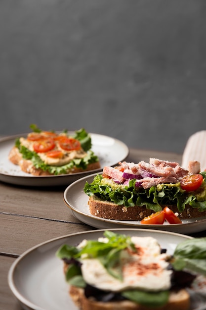 Assortiment smakelijke sandwiches met een hoge hoek
